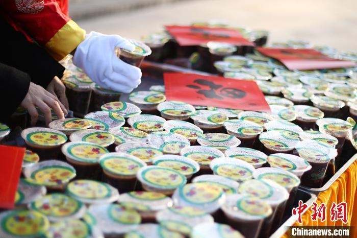 資料圖：工作人員將定制的臘八粥擺放整齊。　泱波 攝