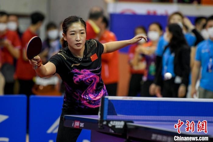 劉詩雯在2021年全國乒乓球“業(yè)余球王”總決賽中與選手互動交流球技?！●樤骑w 攝