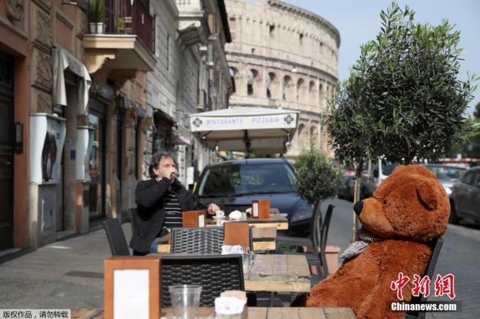 資料圖：意大利羅馬斗獸場附近的酒吧，顧客在露臺上喝酒。