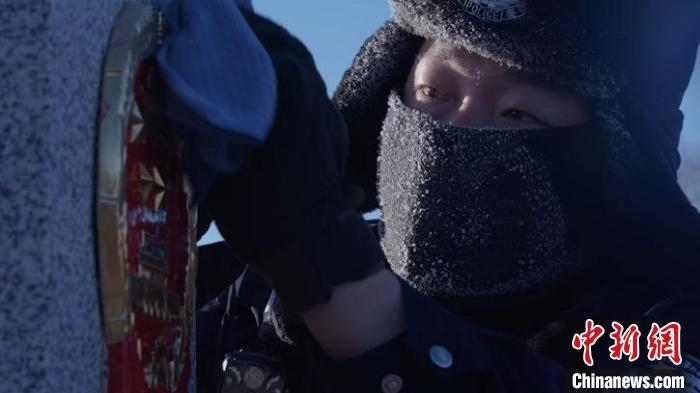 圖為恩和哈達(dá)邊境派出所的9名民警踏雪巡邊?！⒕S明 攝