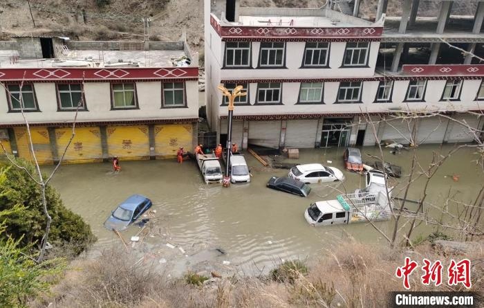 救援人員正在丹巴一處民房被淹處搜尋和轉(zhuǎn)移人員?！≈苡?攝