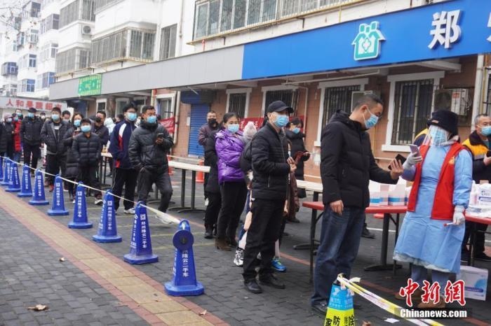 資料圖：1月7日，河南鄭州，市民有序排隊(duì)進(jìn)行核酸檢測。<a target='_blank' href='/'>中新社</a>記者 劉鵬 攝