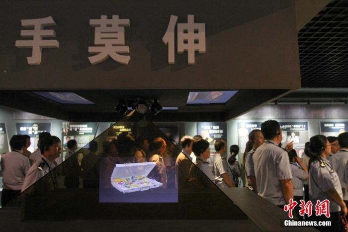 資料圖：2015年10月，海南省公安廳組織黨員干部前往反腐倡廉警示教育基地參觀受教。洪堅(jiān)鵬 攝