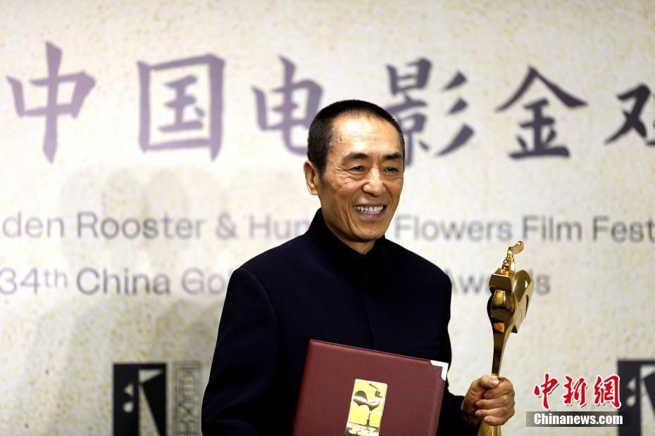 (資料圖：張藝謀以執(zhí)導(dǎo)《懸崖之上》榮膺最佳導(dǎo)演獎。 <a target='_blank' href='/'>中新社</a>記者 呂明 攝)