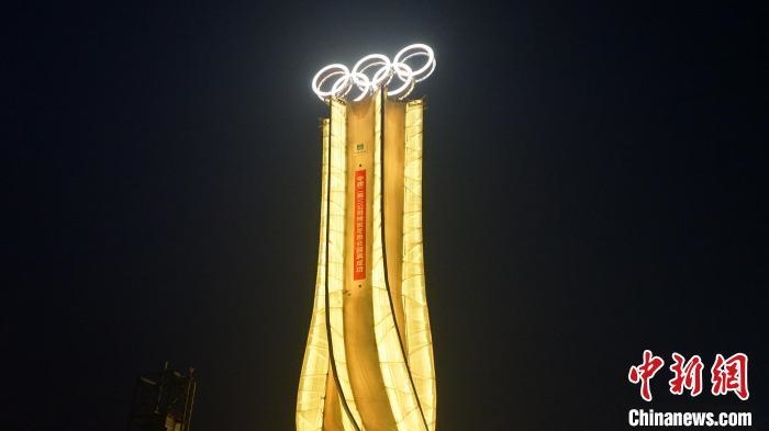 1月25日，由中建二局三公司承建的“海陀塔”順利竣工，奧運(yùn)五環(huán)閃耀延慶冬奧賽區(qū)?！≈薪ǘ秩竟﹫D
