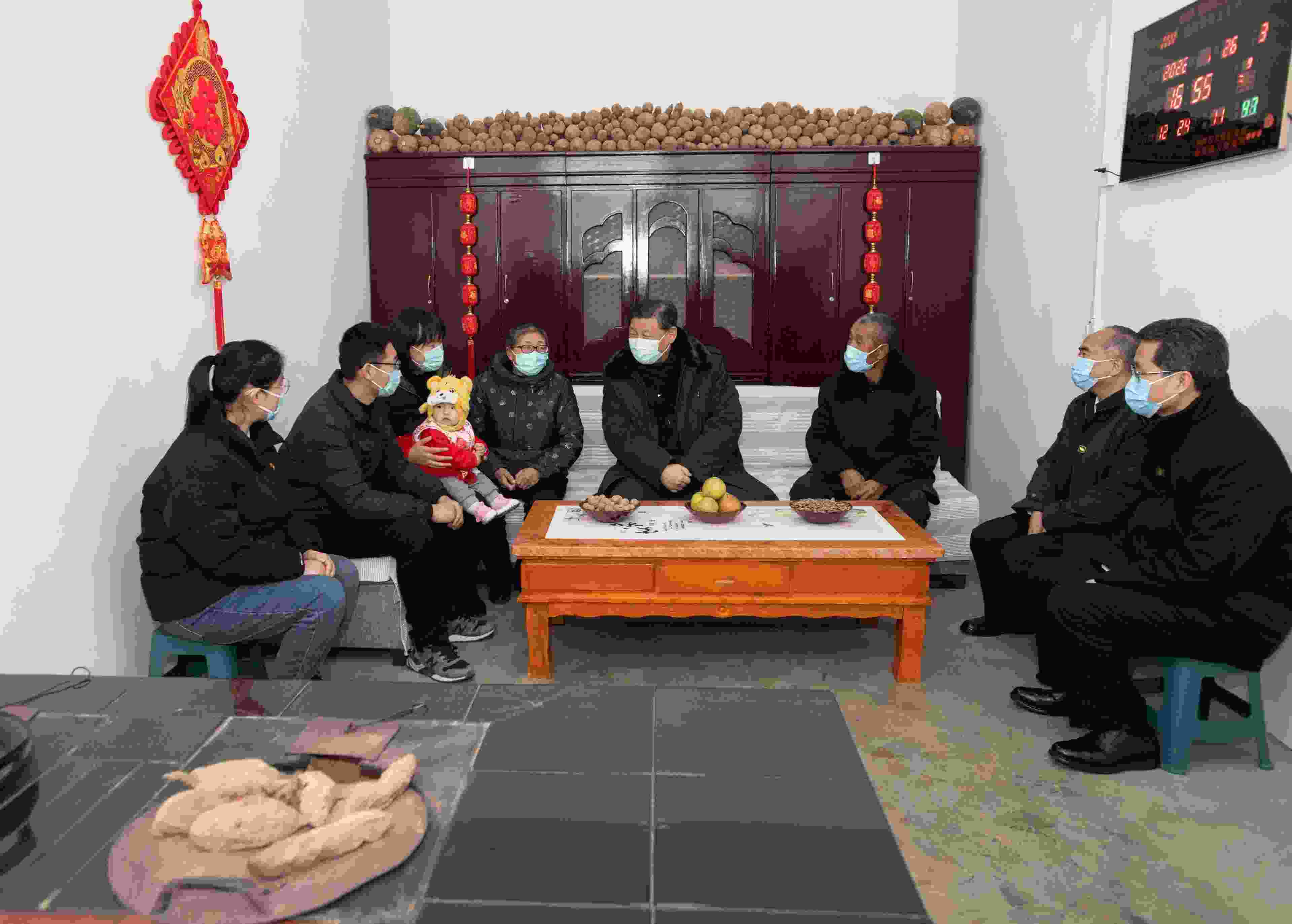 △2022年1月26日，中共中央總書記、國家主席、中央軍委主席習(xí)近平在臨汾市汾西縣僧念鎮(zhèn)段村同村民蔡文明一家親切交流。