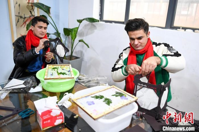 巴基斯坦留學(xué)生制作燈籠?！钊A峰 攝