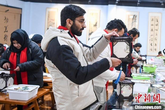 巴基斯坦留學(xué)生制作燈籠?！钊A峰 攝