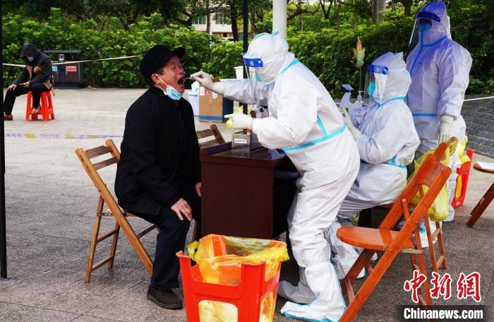 圖為德保縣組織民眾接受核酸檢測(cè)?！〉卤？h融媒體中心供圖