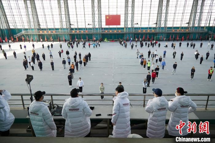 北京冬奧會(huì)閉幕式開(kāi)始前，演員們?cè)谶M(jìn)行排練。　張文海 供圖