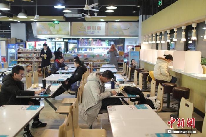 資料圖：考研學(xué)生在食堂內(nèi)復(fù)習(xí)。 泱波 攝
