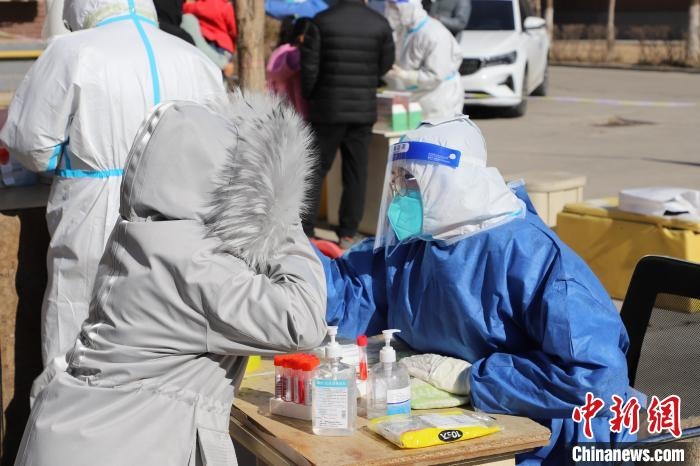 呼和浩特市民做核酸。　張林虎 攝