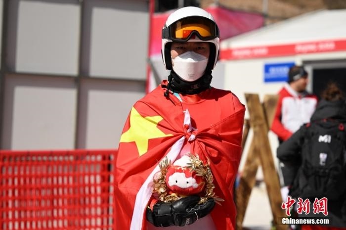 3月6日，中國(guó)選手梁景怡在賽后手捧吉祥物。當(dāng)日，北京2022年冬殘奧會(huì)殘奧高山滑雪男子超級(jí)大回轉(zhuǎn)-站姿決賽在國(guó)家高山滑雪中心舉行，中國(guó)選手梁景怡奪得冠軍。 <a target='_blank' href='/'>中新社</a>記者 劉冉陽 攝 　