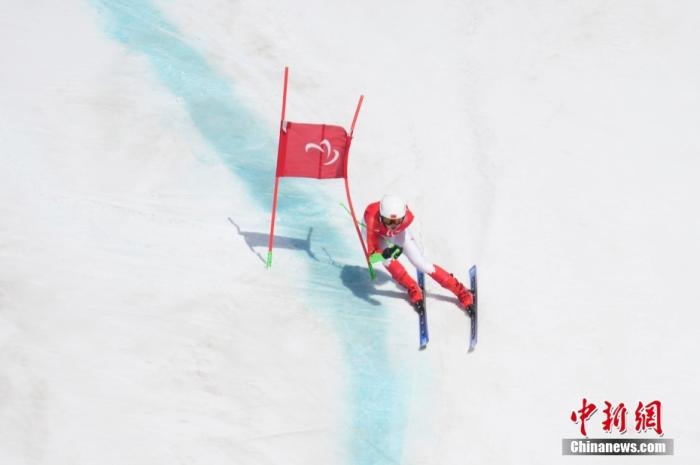 3月6日，中國(guó)選手梁景怡在比賽中。當(dāng)日，北京2022年冬殘奧會(huì)殘奧高山滑雪男子超級(jí)大回轉(zhuǎn)-站姿決賽在國(guó)家高山滑雪中心舉行，中國(guó)選手梁景怡奪得冠軍。 <a target='_blank' href='/'>中新社</a>記者 劉冉陽 攝 　