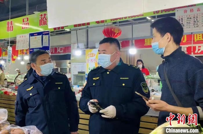 圖為執(zhí)法人員進行調(diào)查。　李婷婷　攝