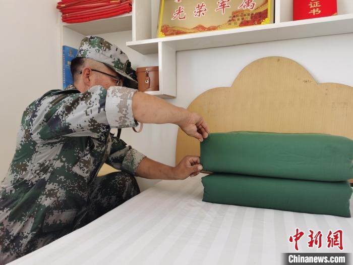 圖為謝寶民以軍人標(biāo)準(zhǔn)要求自己?！∈茉L者供圖