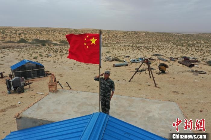 圖為每天升旗是謝寶民的必修課?！∈茉L者供圖