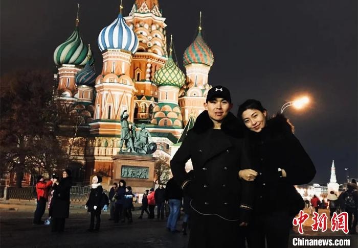 圖為敖木希勒夫婦留學合影。　敖木希勒供圖