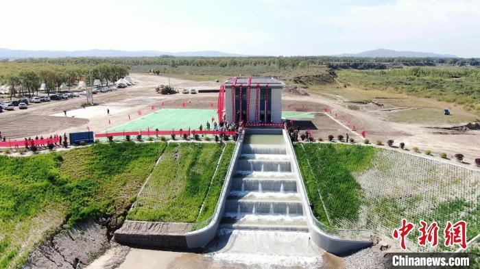 圖為生態(tài)補(bǔ)水現(xiàn)場(chǎng)?！》缎Э?攝