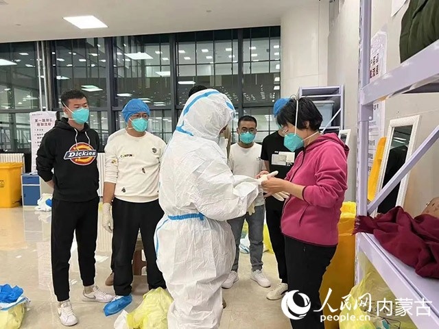 醫(yī)護(hù)人員正在方艙醫(yī)院工作。呼和浩特市第一醫(yī)院供圖