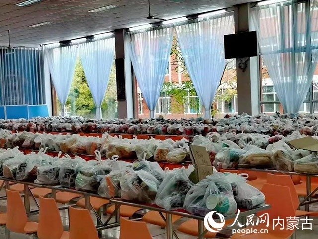 內(nèi)蒙古師范大學(xué)為返鄉(xiāng)學(xué)生準(zhǔn)備午餐和路途上的方便食品。內(nèi)蒙古教育廳供圖