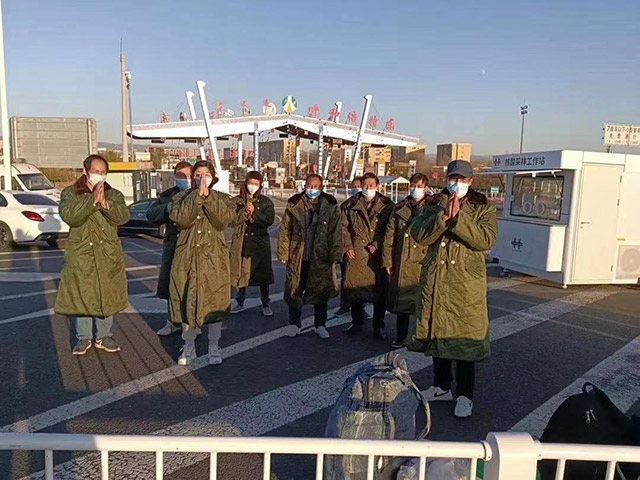 護(hù)送農(nóng)民工安全返鄉(xiāng)。賽罕區(qū)民政局供圖