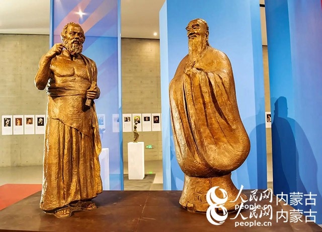 吳為山作品《神遇——孔子與蘇格拉底的對話》。實習生 楊光攝