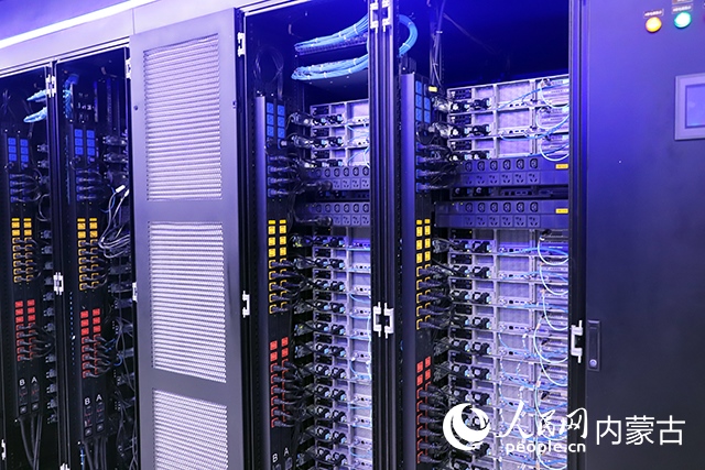 內(nèi)蒙古高性能計(jì)算公共服務(wù)平臺(tái)機(jī)房。人民網(wǎng)記者 苗陽攝