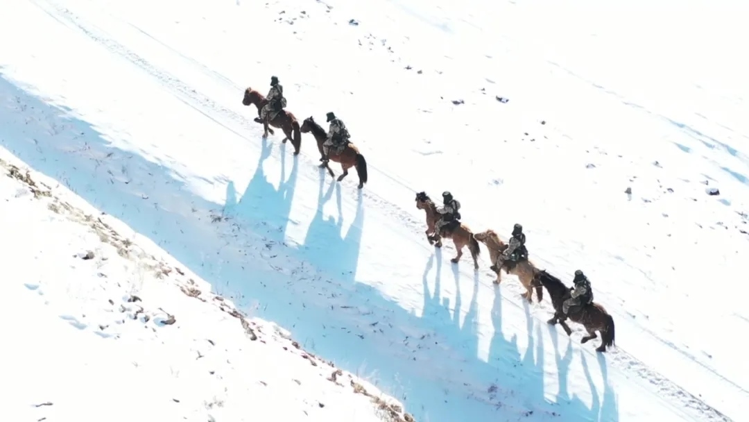 1613836519808105.jpg 迎著朝陽在邊防線上巡邏的執(zhí)勤官兵。賴志強(qiáng) 攝.webp.jpg