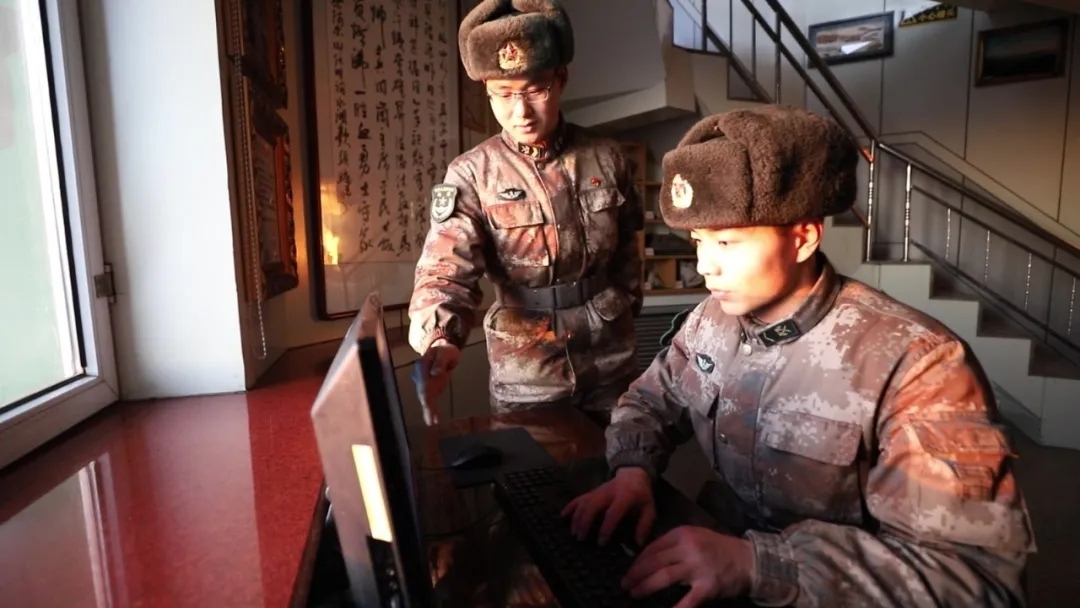 1613836544446153.jpg 哨所內(nèi),官兵們熟練操作視頻監(jiān)控系統(tǒng).webp.jpg