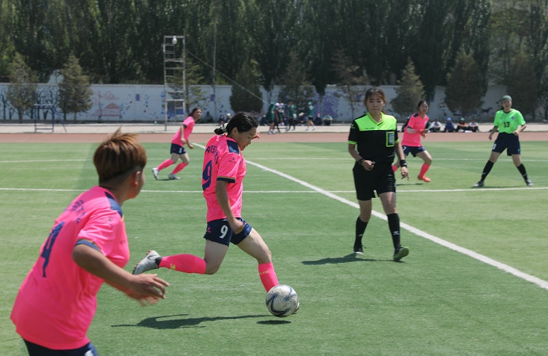 3.大學(xué)生足球聯(lián)賽本科組比賽現(xiàn)場(chǎng)，內(nèi)蒙古民族大學(xué)（粉色）對(duì)陣呼和浩特民族學(xué)院.JPG