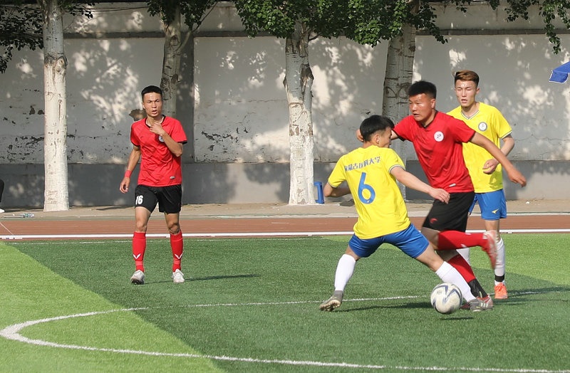 2.大學(xué)生足球聯(lián)賽本科組比賽現(xiàn)場(chǎng)，內(nèi)蒙古工業(yè)大學(xué)（紅色）對(duì)陣內(nèi)蒙古醫(yī)科大學(xué).jpg