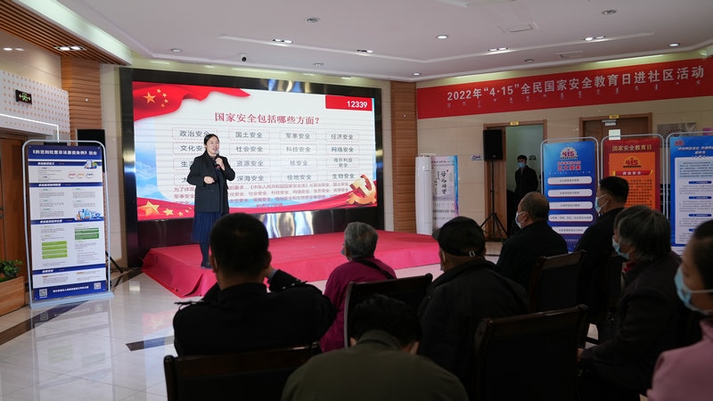 線下聯(lián)合各國家安全委員單位同步開展“國家安全進社區(qū)”活動，現(xiàn)場通過以國家安全知識問答為主線，穿插烏蘭牧騎演出、國家安全宣講、發(fā)放國家安全法律法規(guī)讀本等形式，圍繞什么是國家安全、國家安全包含哪些內(nèi)容、如何維護國家安全等方面，為社區(qū)老百姓開展宣傳宣講，同時作為現(xiàn)場“進社區(qū)”活動與線上直播活動連線，把現(xiàn)場熱烈氣氛帶到網(wǎng)絡(luò)，與大家共同分享。 (4)_副本.jpg