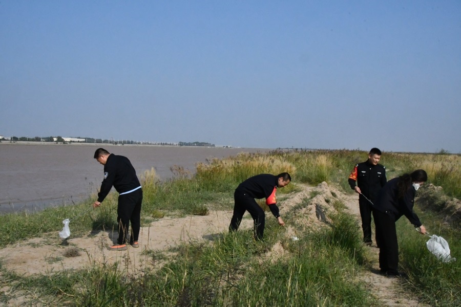 1678079679243688.jpg 開(kāi)展“保護(hù)黃河母親河”志愿活動(dòng).JPG