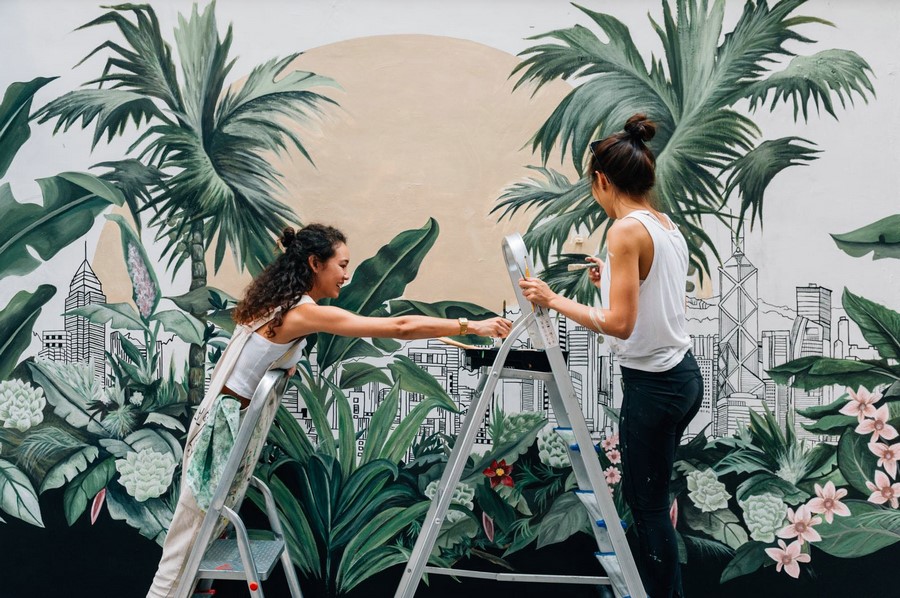 05. 藝術(shù)家梅慧欣、連佩汶與她們創(chuàng)作的壁畫作品.jpg