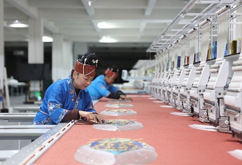 2023年2月13日，貴州省黔東南苗族侗族自治州施秉縣工業(yè)園區(qū)，工人在機(jī)繡車間作業(yè)。