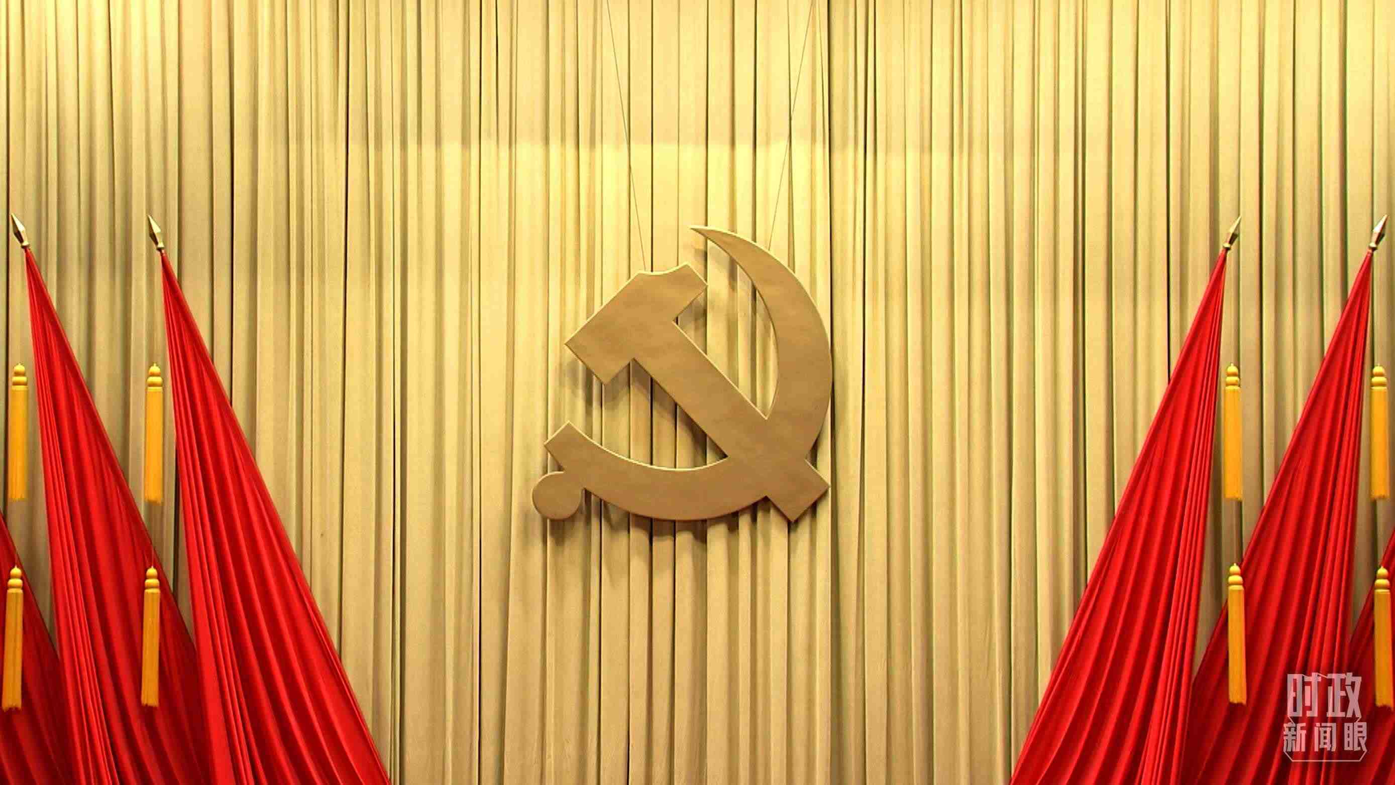 △會場上莊嚴(yán)的黨徽。（總臺央視記者郭鴻拍攝）