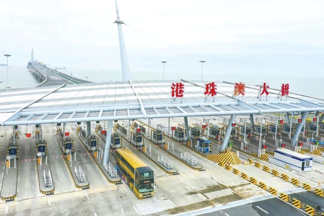 △一輛從香港開往珠海的港珠澳大橋穿梭巴士入境珠海。