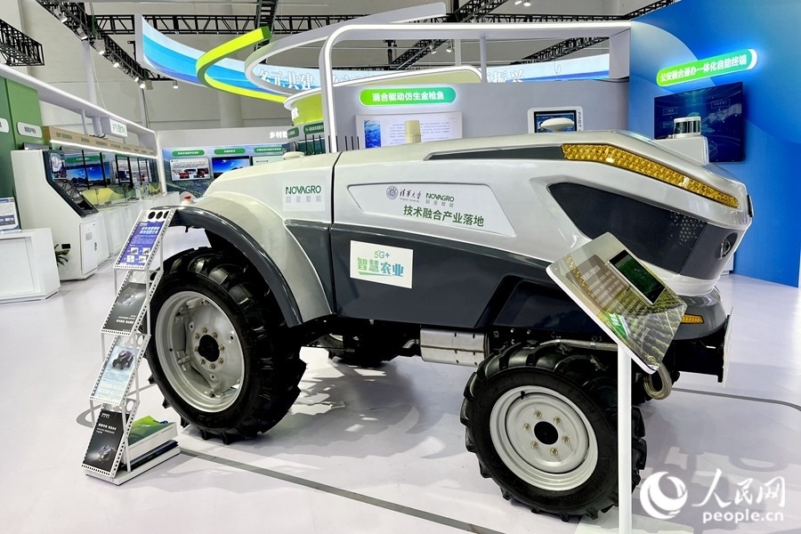 通過手機(jī)，就能指揮新能源無人駕駛拖拉機(jī)在田里作業(yè)。人民網(wǎng) 錢嘉禾攝