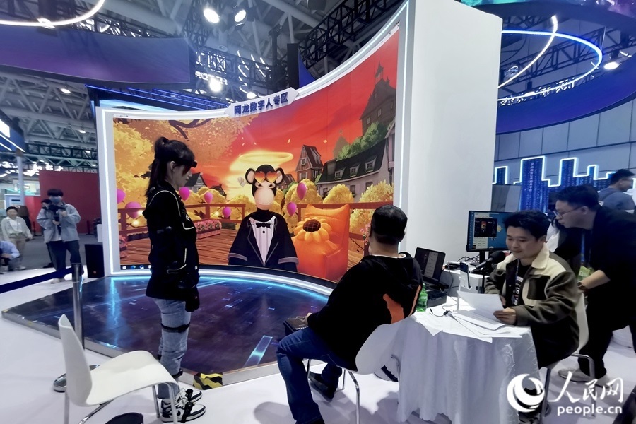 數(shù)字人主播“無聊猿”。人民網(wǎng) 葉青卿攝