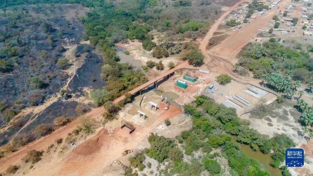 這是1月12日在科特迪瓦西北部奧迭內(nèi)省拍攝的北部公路項(xiàng)目施工現(xiàn)場(chǎng)（無人機(jī)照片）。新華社發(fā)（中國港灣工程有限責(zé)任公司供圖）