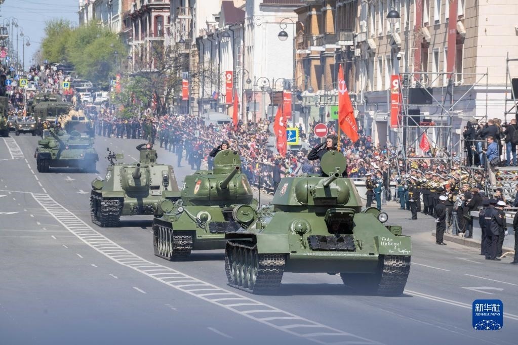 5月9日，在俄羅斯符拉迪沃斯托克市，坦克編隊參加閱兵式。新華社發(fā)（郭飛洲攝）