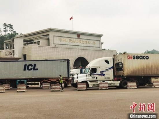 近日，位于中越邊境廣西憑祥市的友誼關(guān)口岸車水馬龍，裝載著東盟水果的跨境車輛來往不斷。黃艷梅 攝