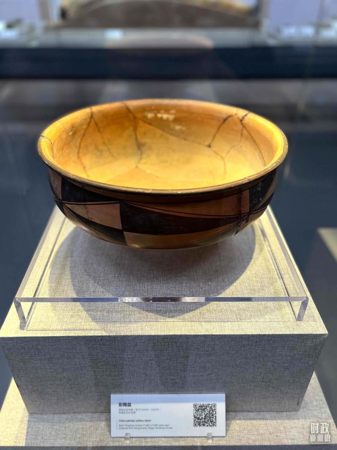 △運(yùn)城博物館內(nèi)展出的仰韶文化早期的彩陶盆。（總臺央視記者邢彬拍攝）