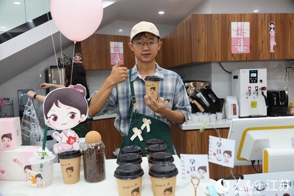 謝雨橋展示制作好的咖啡。人民網(wǎng)記者 馬曉波攝