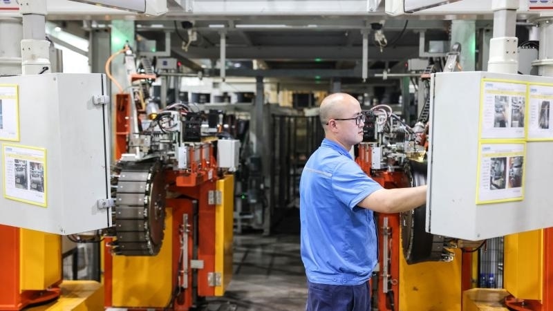 工作人員在貴州輪胎股份有限公司的“5G全連接工廠”成型區(qū)作業(yè)（2022年5月17日攝）。新華社記者 歐東衢 攝