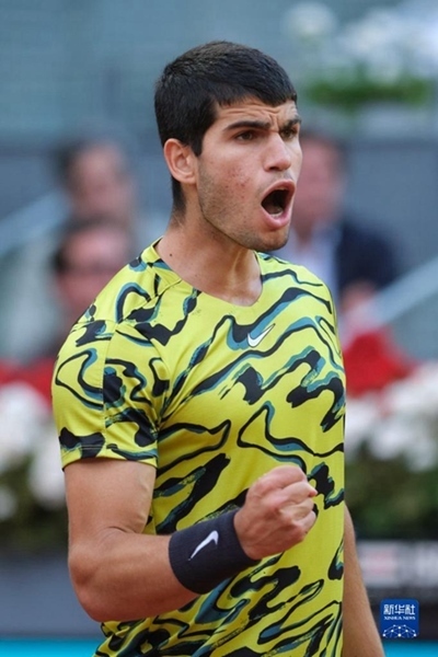 5月7日，阿爾卡拉斯在比賽中慶祝得分。當(dāng)日，在西班牙馬德里網(wǎng)球公開(kāi)賽男單決賽中，西班牙選手阿爾卡拉斯以2比1戰(zhàn)勝德國(guó)選手施特魯夫，奪得冠軍。新華社記者 孟鼎博 攝