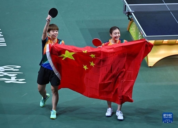 5月27日，陳夢（右）/王藝迪慶祝勝利。當日，在南非德班進行的2023年世界乒乓球錦標賽女子雙打決賽中，中國選手陳夢/王藝迪以3比0戰(zhàn)勝韓國選手田志希/申裕斌，奪得冠軍。新華社記者 陶希夷攝