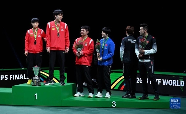 5月26日，冠軍中國組合王楚欽（左二）/孫穎莎（左一）與季軍中國組合林詩棟（左三）/蒯曼（左四）、中國香港組合黃鎮(zhèn)廷（右一）/杜凱琹在頒獎儀式后交流。新華社記者 陶希夷攝