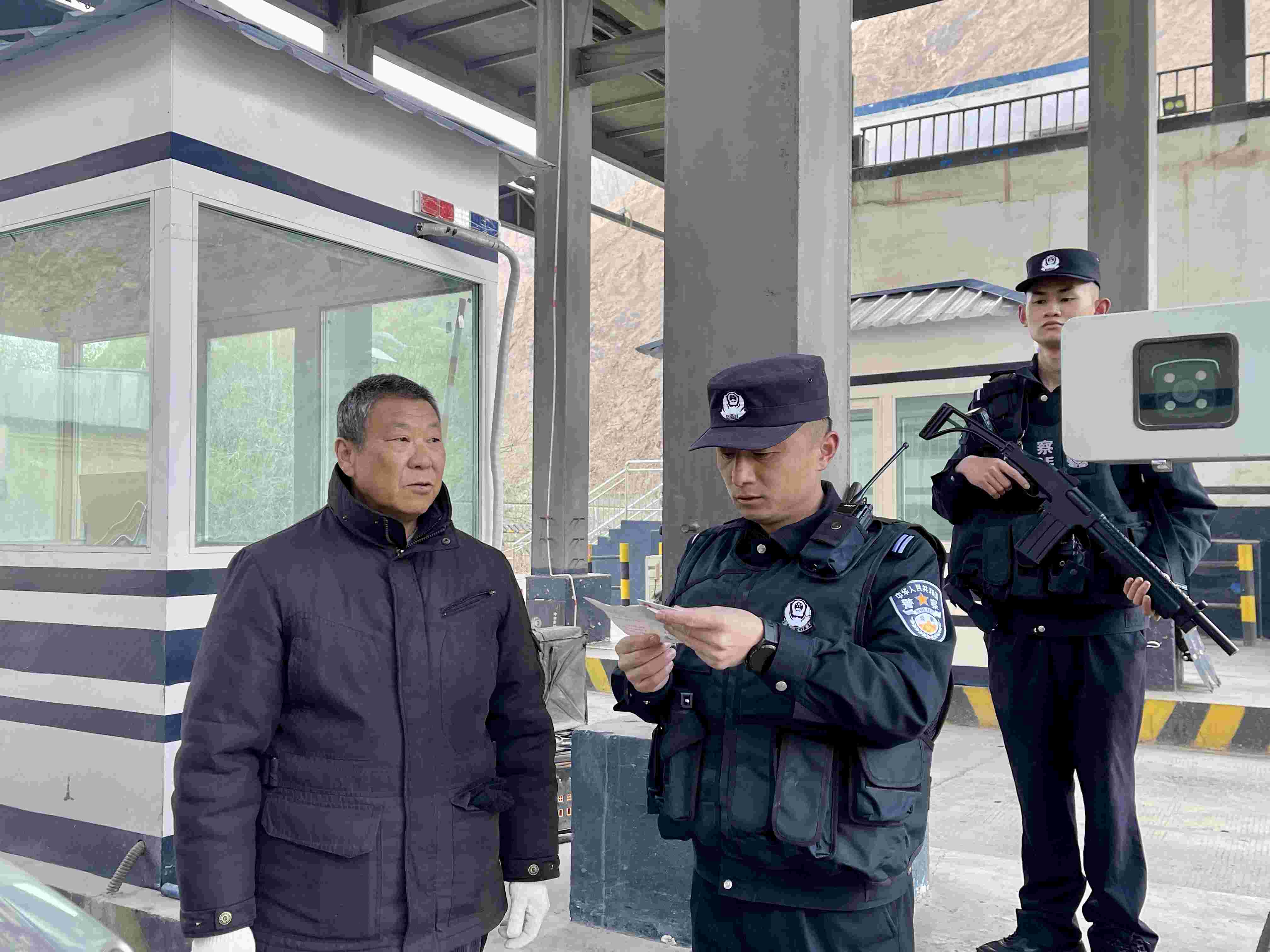 在庫地邊境檢查站，陳暢核對進出邊境管理區(qū)人員信息。人民網(wǎng) 周靜圓攝